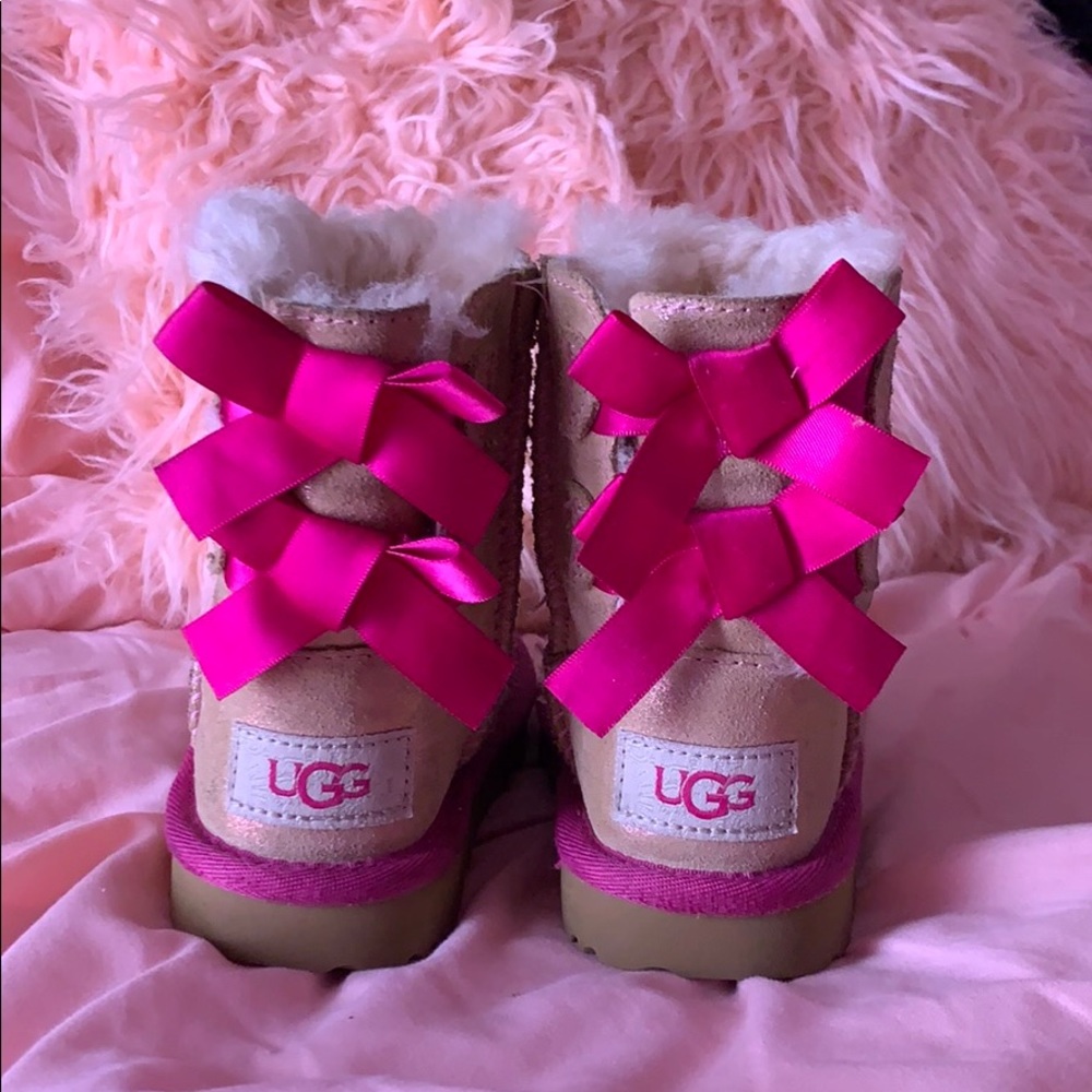 Pink bowed UGGS toddler size 6.
